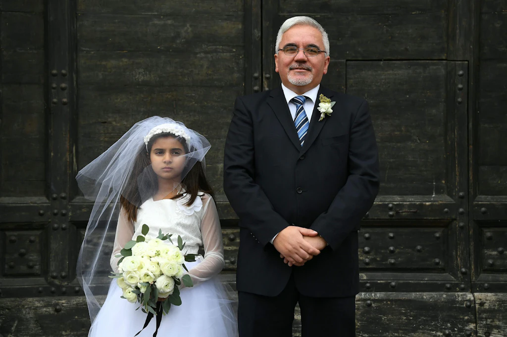 Ein junges Mädchen im Brautkleid neben einem deutlich älteren Mann: Wie viele Minderjährige in Berlin verheiratet sind, erfasst der Senat nicht. Auch eine neue Studie zu Zwangsverheiratungen schließt diese Lücke nicht. (Symbolbild)