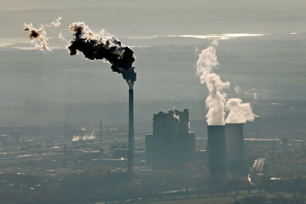 Die Schornsteine rauchen – im modernen Braunkohlekraftwerk immerhin schadstoffreduziert. Das sah in Bitterfeld zu DDR-Zeiten dusterer aus.