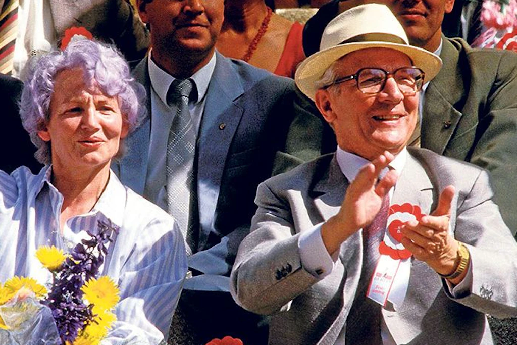 DDR-Staatschef Erich Honecker und seine Ehefrau Margot. Hier jubeln sie auf der Tribüne während eines Festaktes zur 750-Jahr-Feier Berlins im Jahr 1987. 