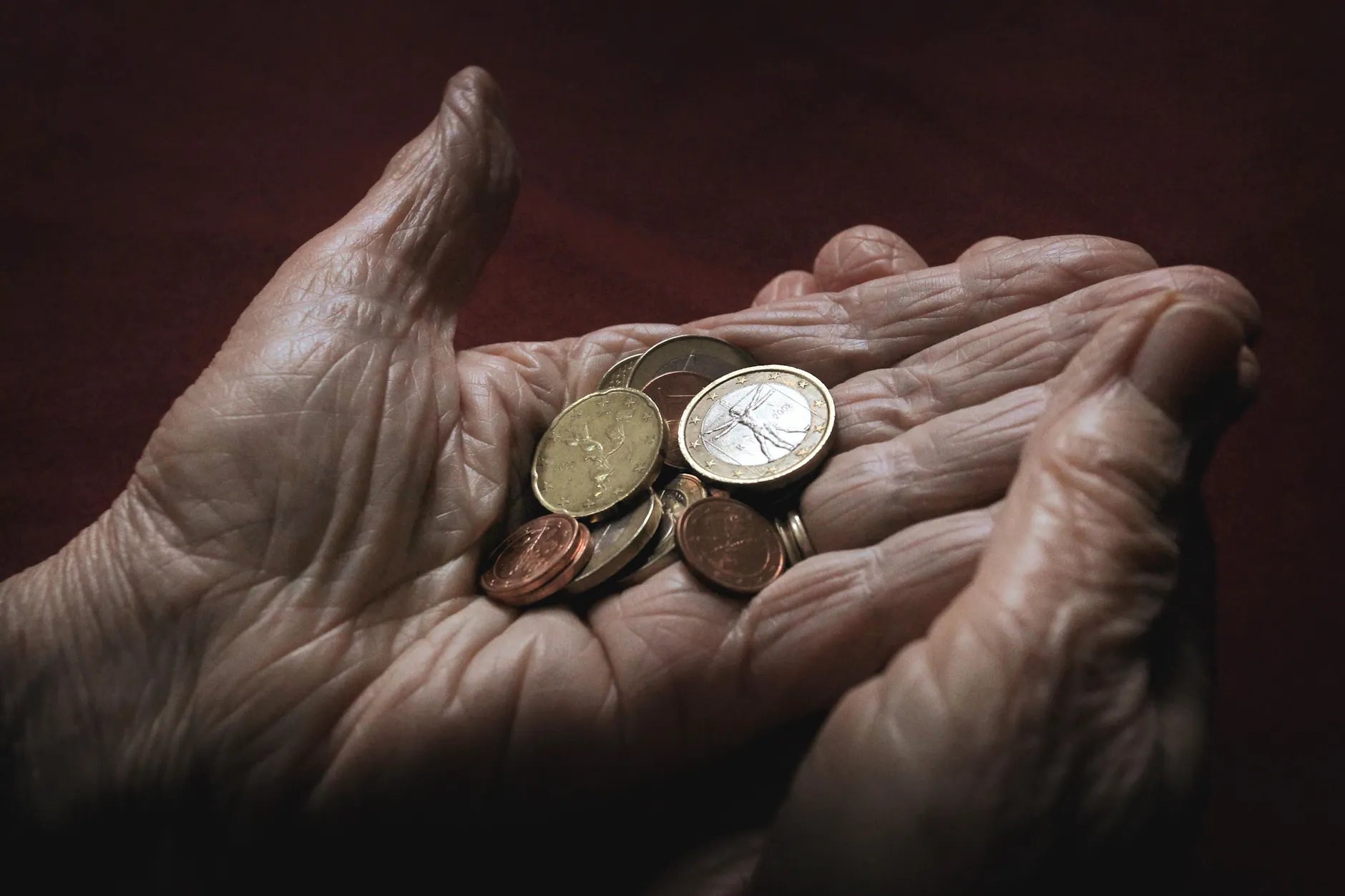 Altersarmut in Deutschland: Immer mehr Rentner benötigen die „Grundsicherung im Alter“. Vor allem in Ostdeutschland. Vor allem Frauen.