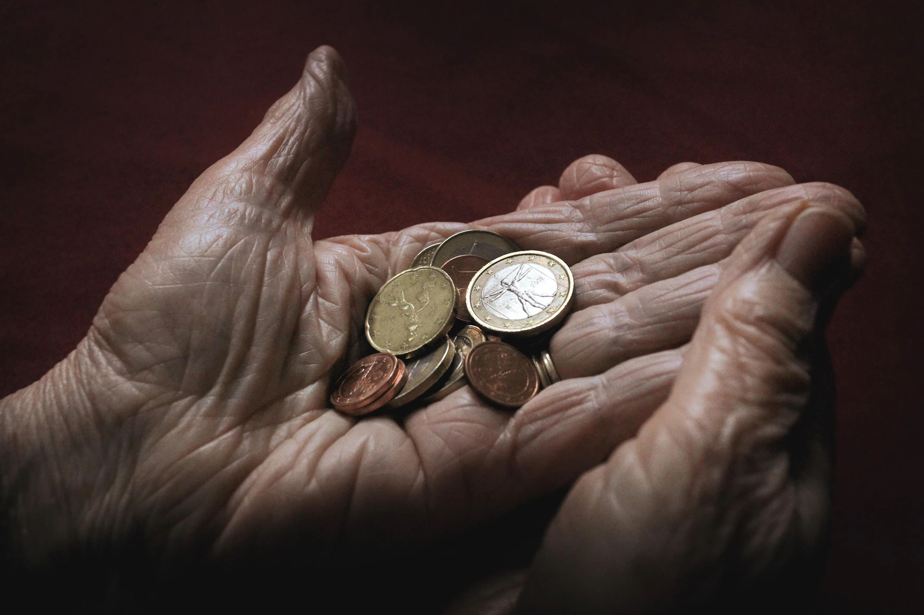 Altersarmut in Deutschland: Immer mehr Rentner benötigen die „Grundsicherung im Alter“. Vor allem in Ostdeutschland. Vor allem Frauen.