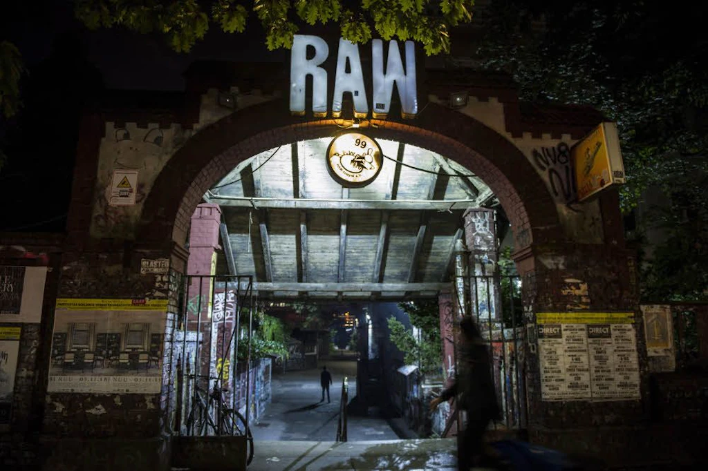 Das RAW-Gelände in Friedrichshain ist ein bekannter Hotspot. Der Eigentümer will das Gelände seit Jahren „weiterentwickeln“, wird aber anscheinend von der Bezirksverwaltung ausgebremst.