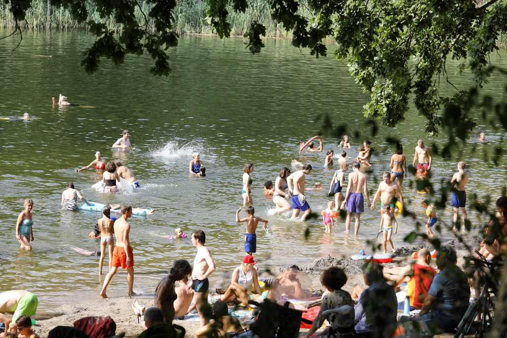 Menschen baden im Berliner Schlachtensee