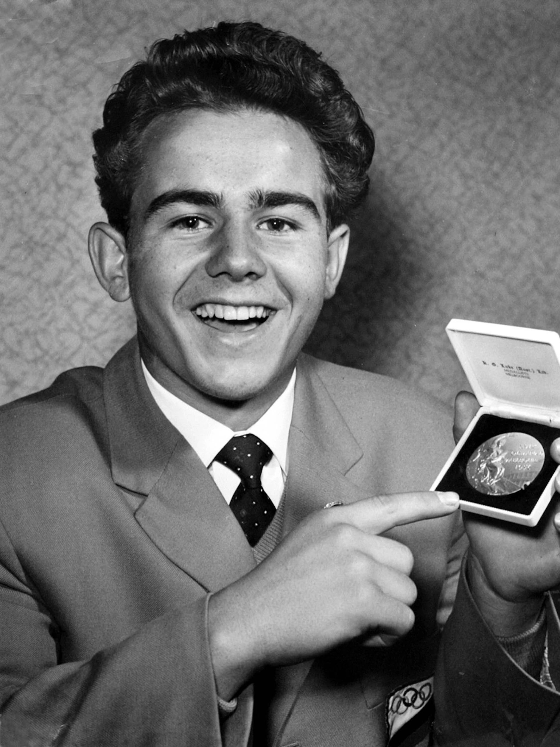 Wolfgang Behrendt mit 20, der Boxer zeigt stolz seiner Goldmedaille aus Melbourne.