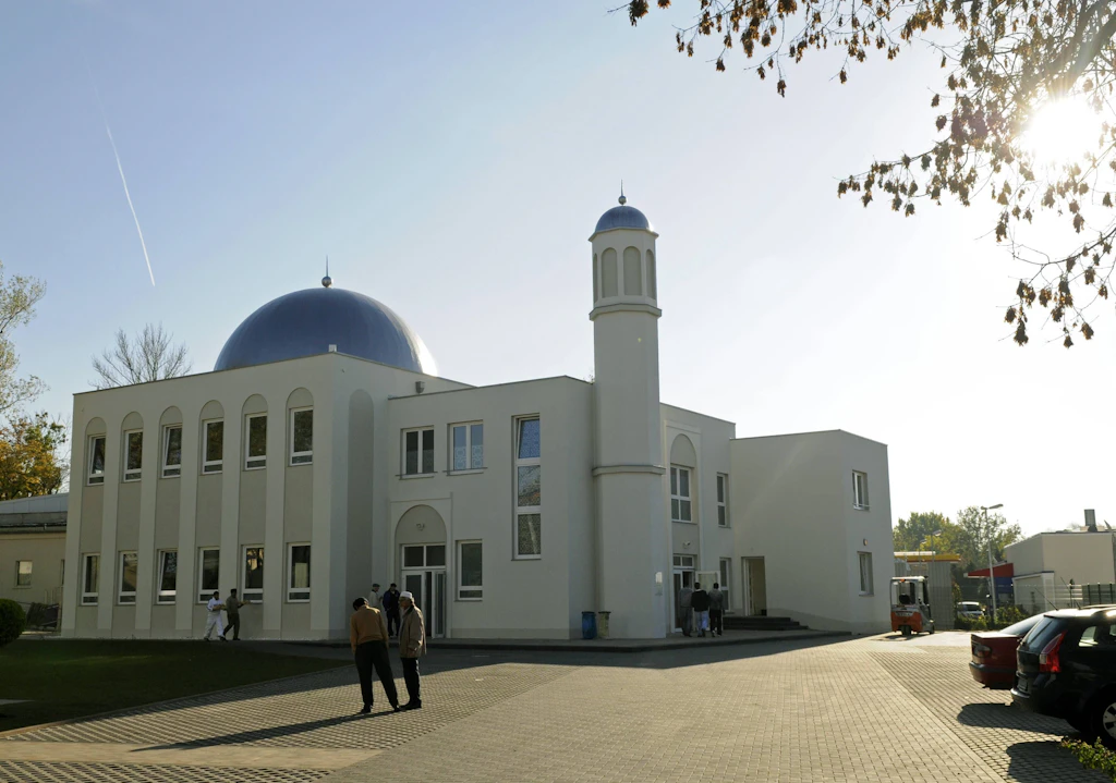 „Brücke zwischen Ost und West“: Muslime radeln gegen Krieg und Aufrüstung