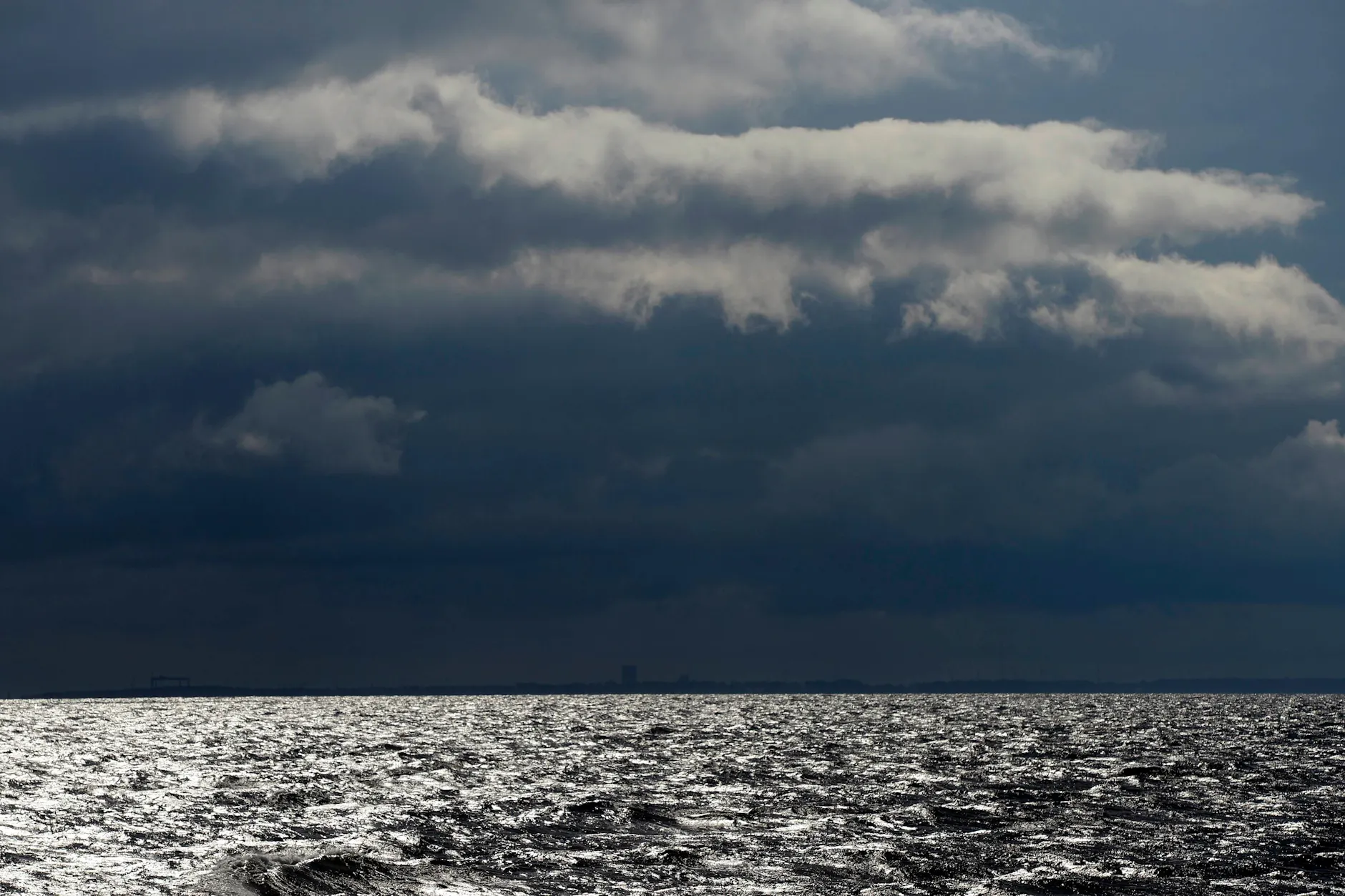 Auch über der Ostsee braut sich ein Gewitter zusammen.