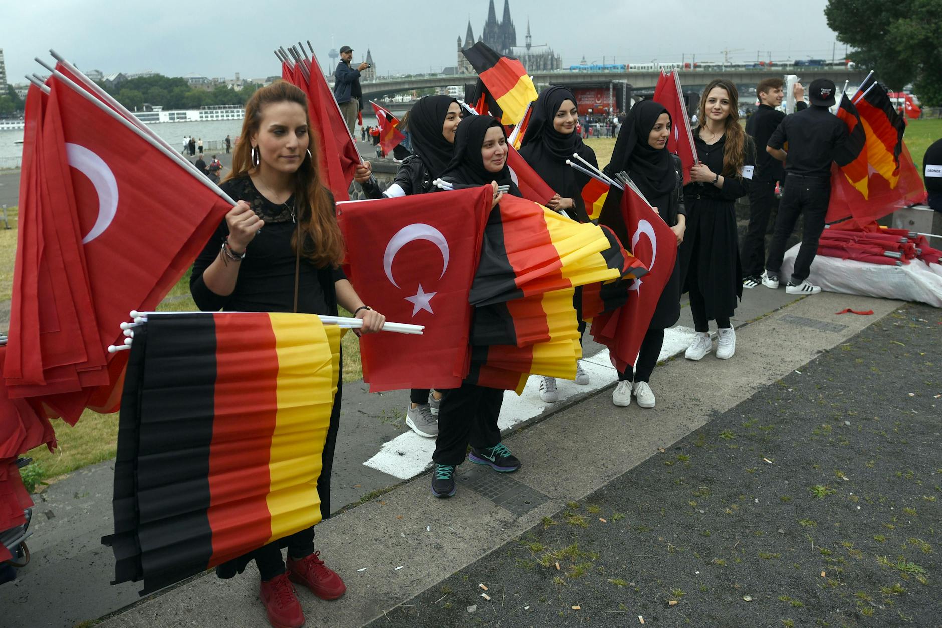 Inzwischen lebt die dritte Generation türkischer Einwanderer in Deutschland, die Bindung an das Herkunftsland ist weiterhin hoch.