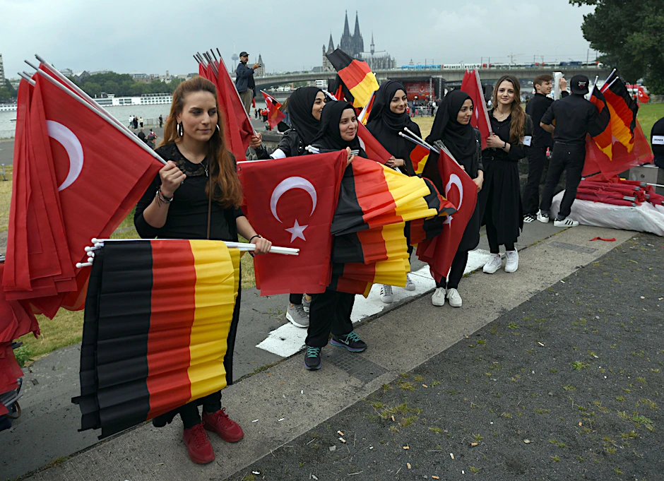 Inzwischen lebt die dritte Generation türkischer Einwanderer in Deutschland, die Bindung an das Herkunftsland ist weiterhin hoch.