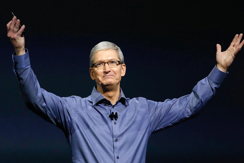 Apple-Chef Tim Cook. Der Konzern kündigt höhere Preise für iPhones und andere Geräte an.