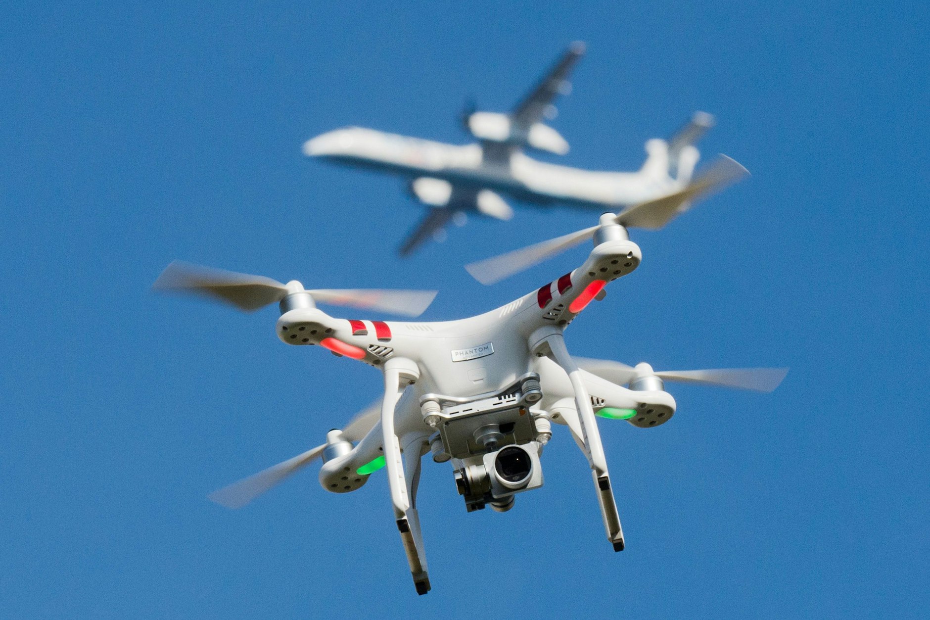 Flugzeug und Drohne – keine gute Kombi.