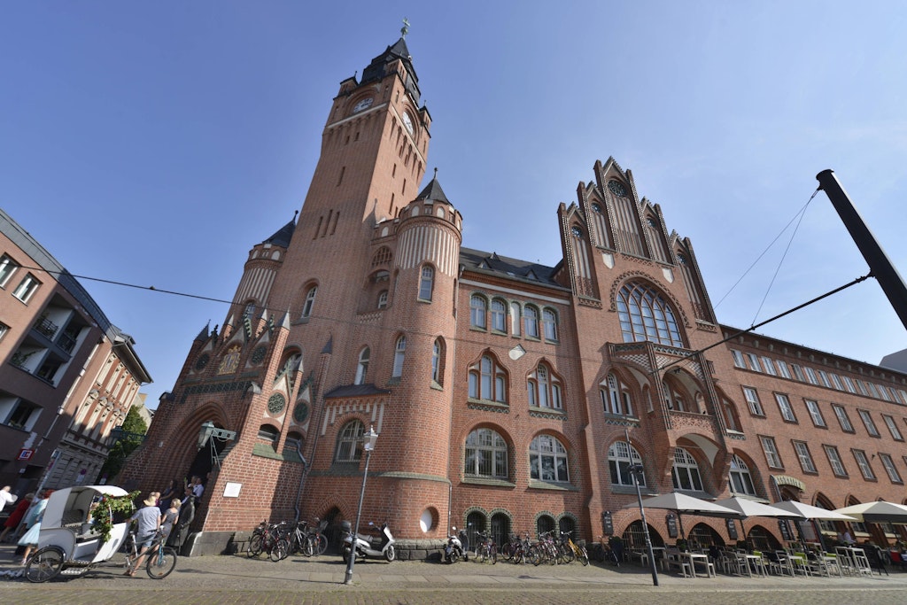 Köpenick zeigt Flagge: „Jede Frau, die Opfer von Gewalt wird, ist eine zu viel“
