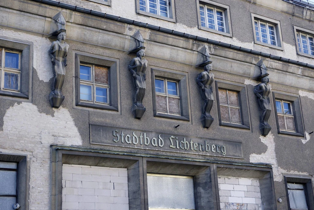 Das alte Stadtbad Lichtenberg von außen.