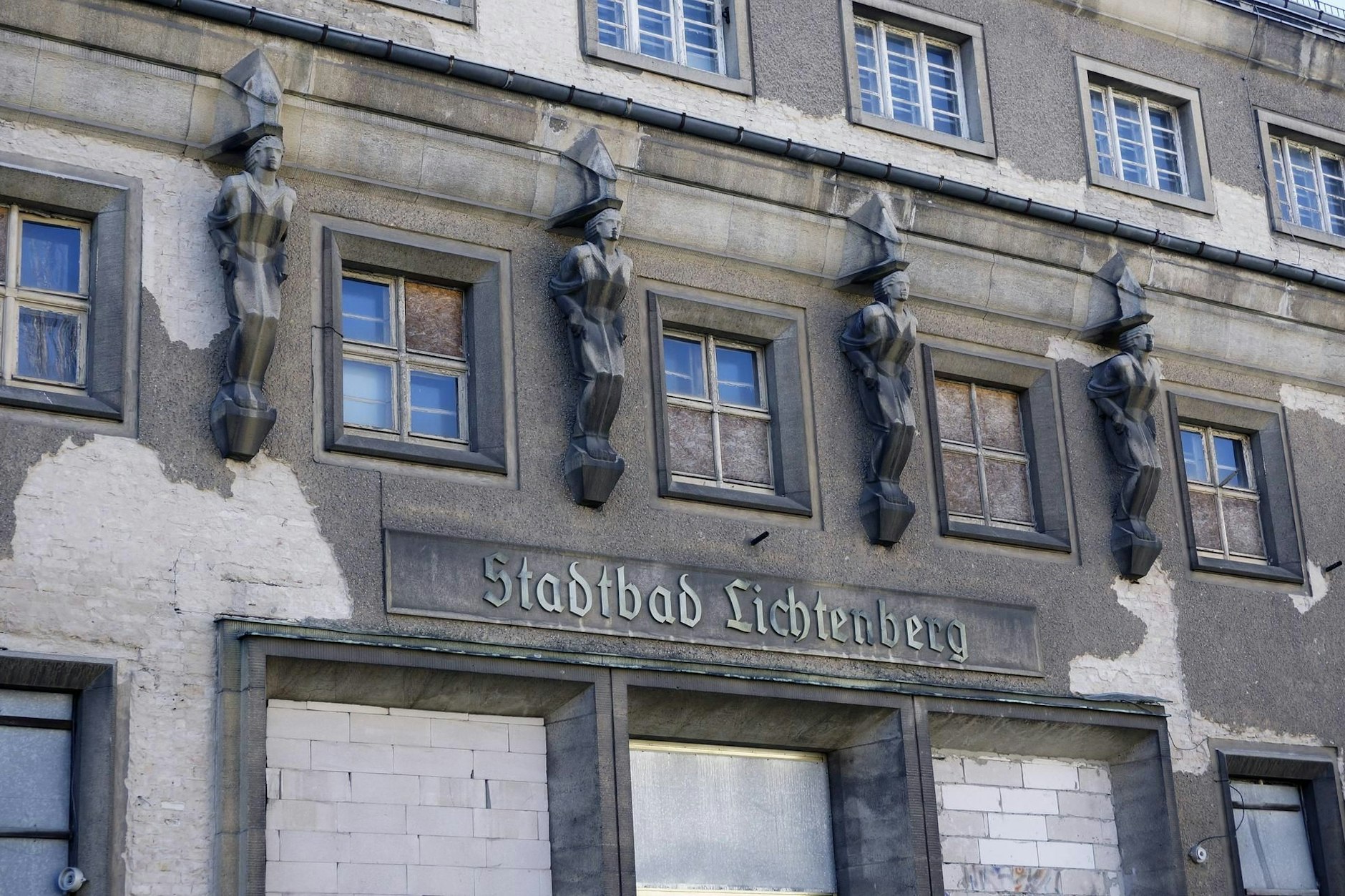 Das alte Stadtbad Lichtenberg von außen.