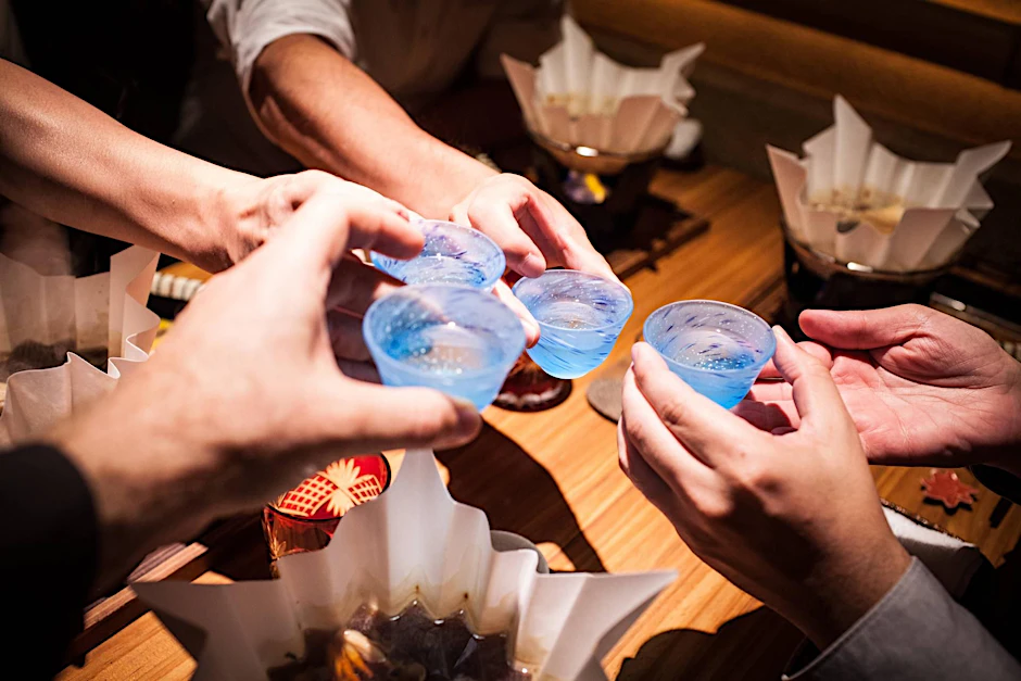 Sake ist ein aus poliertem Reis gebrautes alkoholisches Getränk aus Japan.