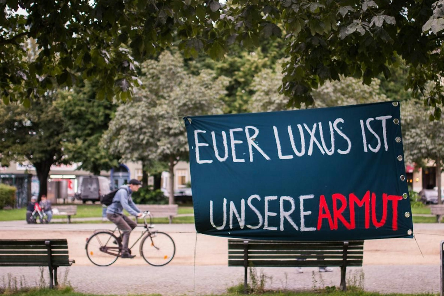 Luxus-Armut-Plakat im Berliner Stadtbild