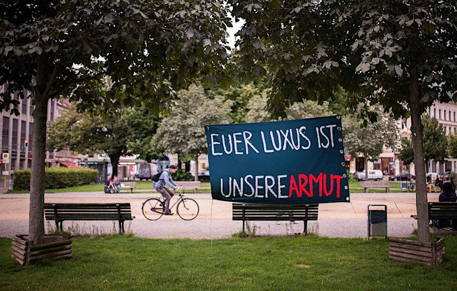 Luxus-Armut-Plakat im Berliner Stadtbild