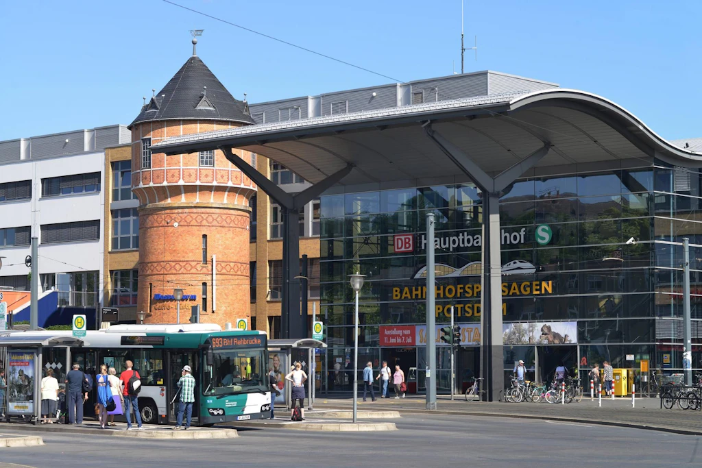 Bombenentschärfung in Potsdam: Hauptbahnhof und Straßen gesperrt – Umleitungen für Pendler