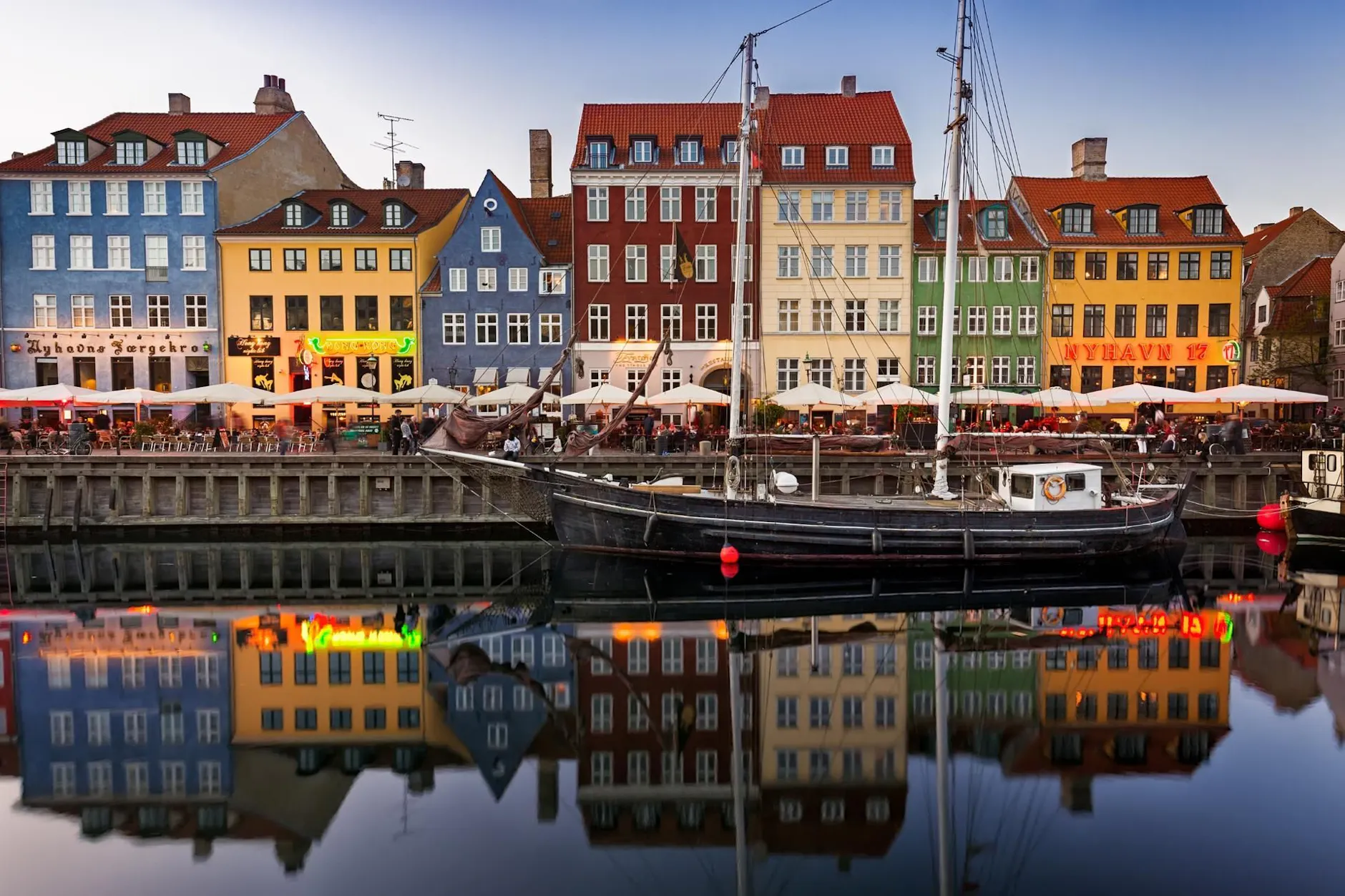 Der historische Hafen Nyhavn in Kopenhagen. Bald kann man wieder ohne Umsteigen per Zug von Berlin in die dänische Metropole reisen.