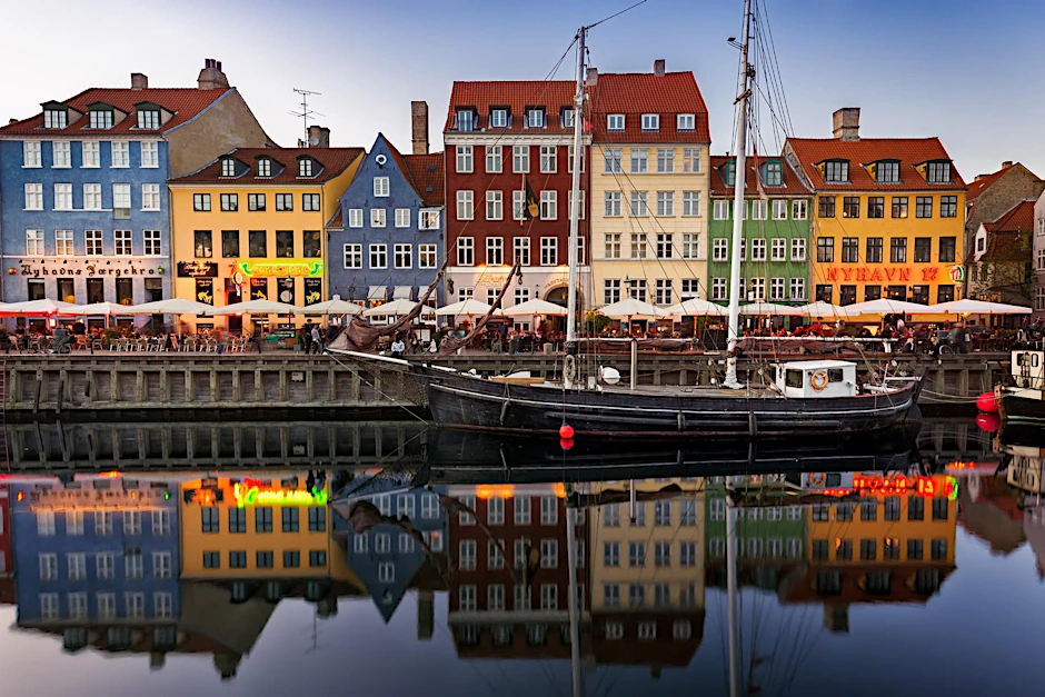 Der historische Hafen Nyhavn in Kopenhagen. Bald kann man wieder ohne Umsteigen per Zug von Berlin in die dänische Metropole reisen.