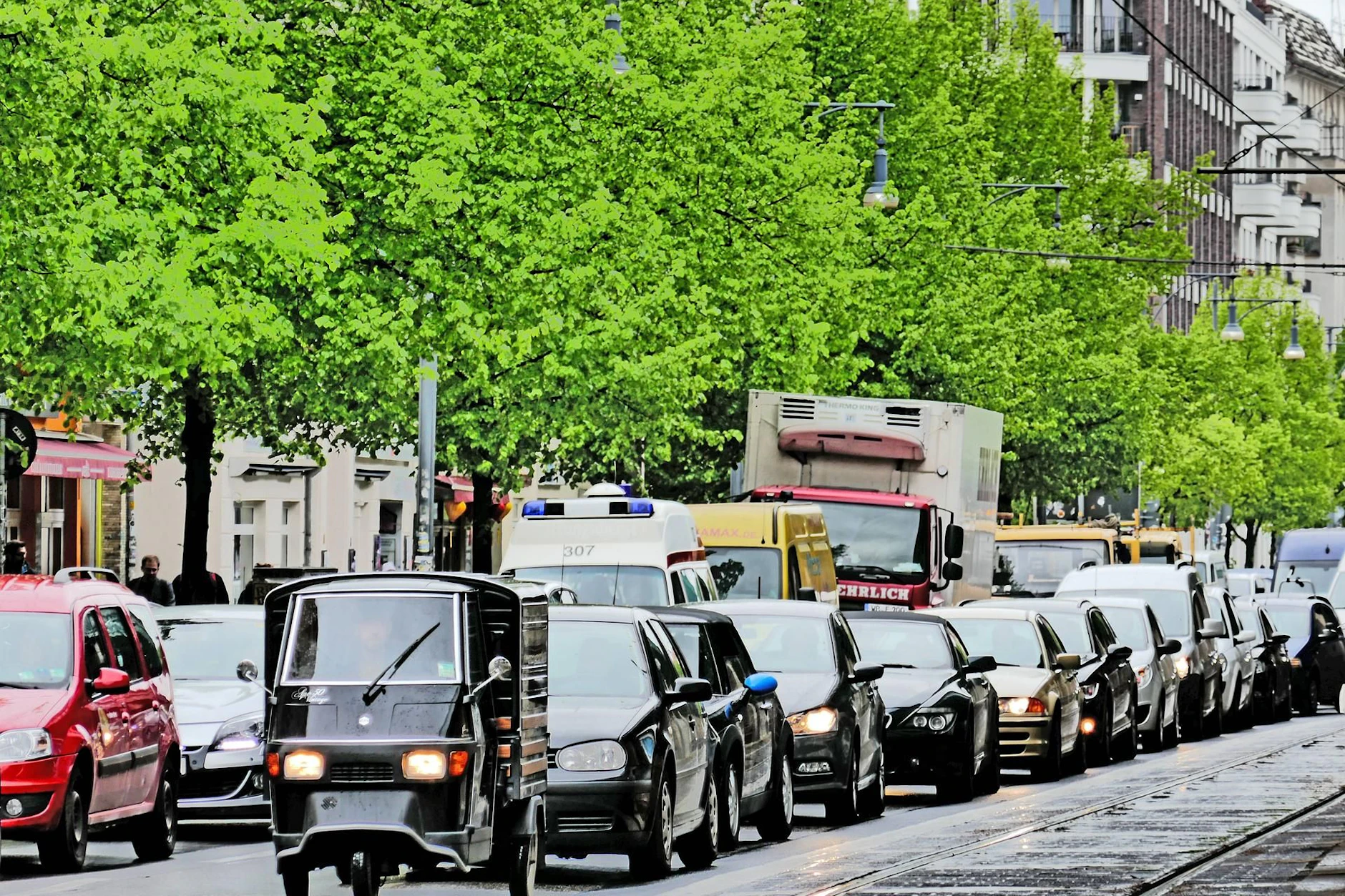 Autofahrer müssen auf der Schönhauser Allee bald viele Nerven und Geduld mitbringen.