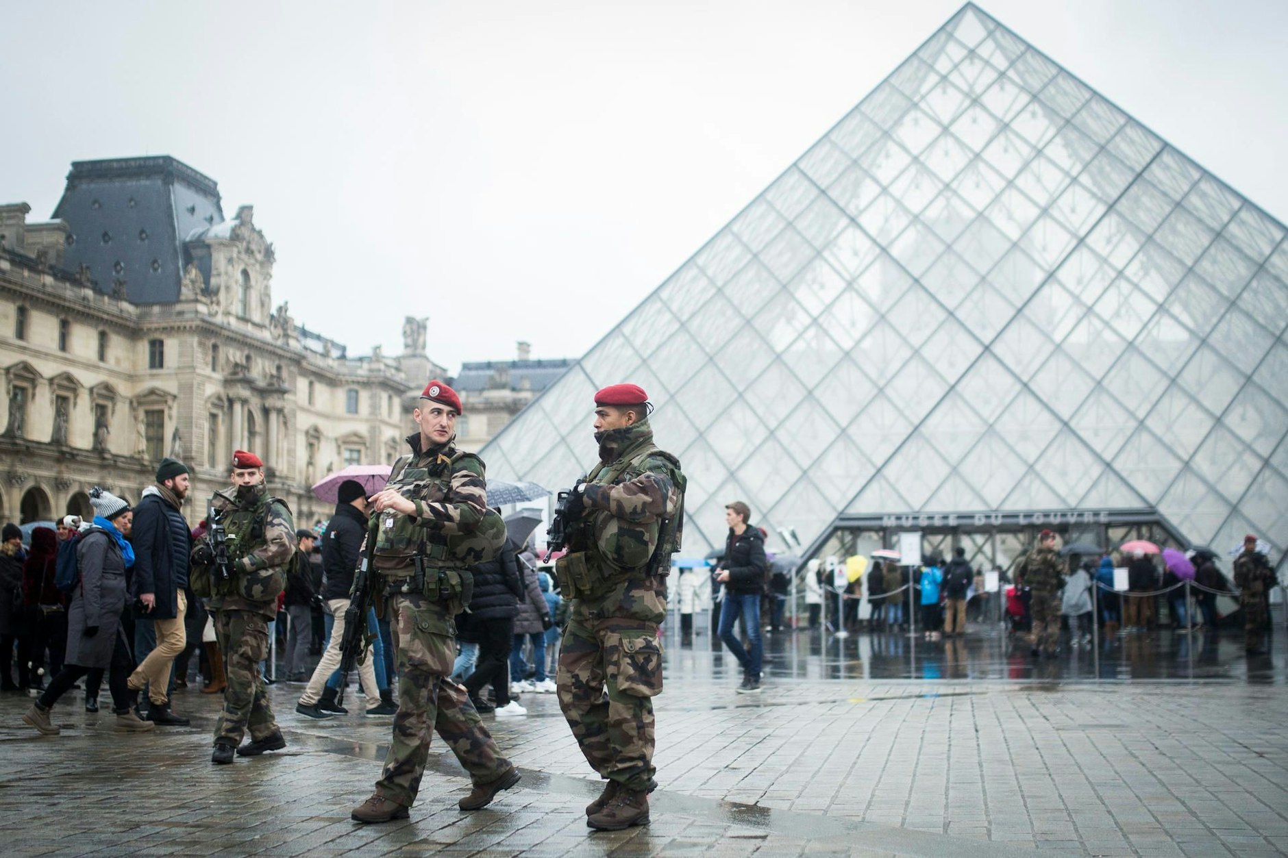 Polizei vor dem Louvre in Paris. Gebracht hat's nichts.