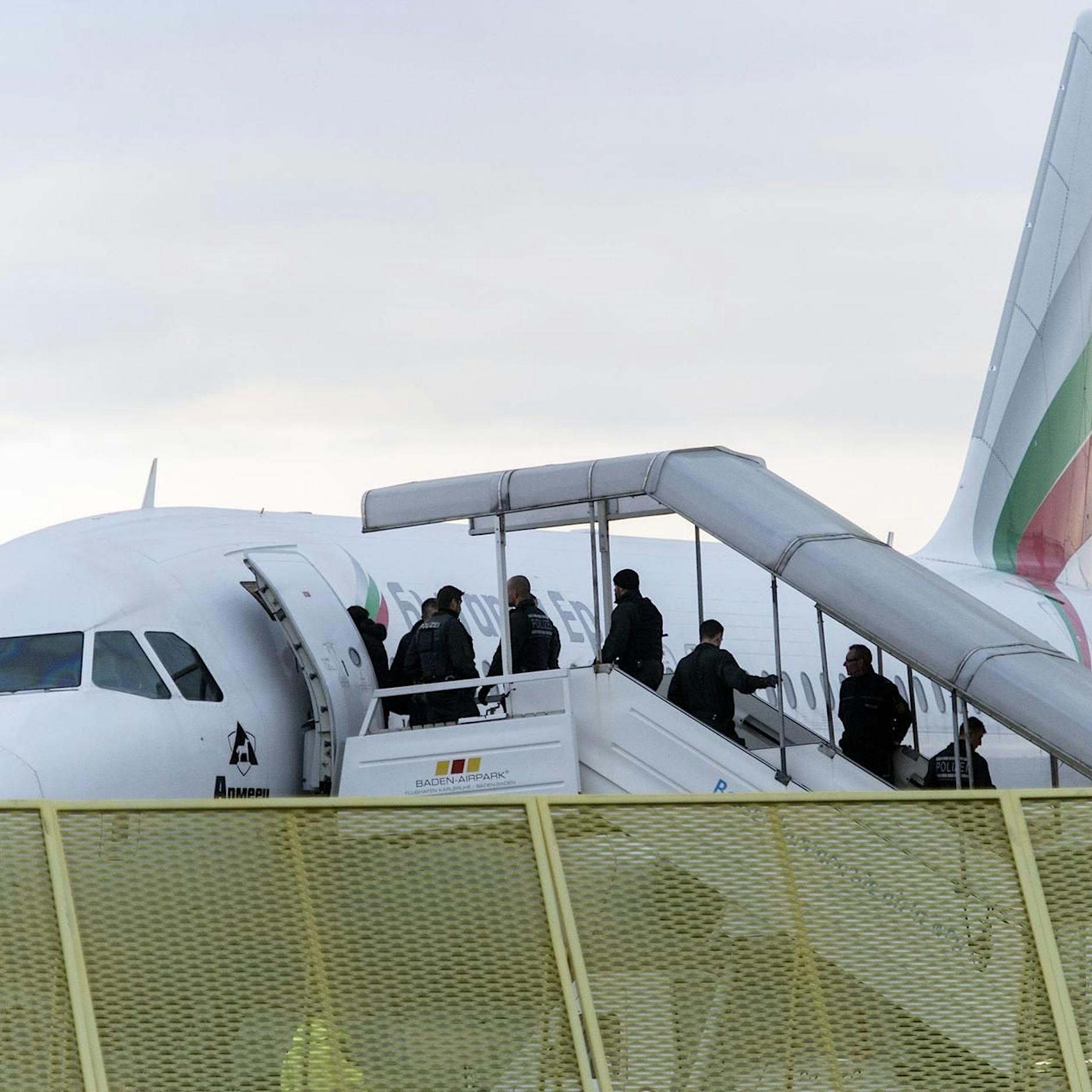 Abschiebungen per Linienflug: Welche rechtlichen Spielräume gibt es und wie positioniert sich Berlin?