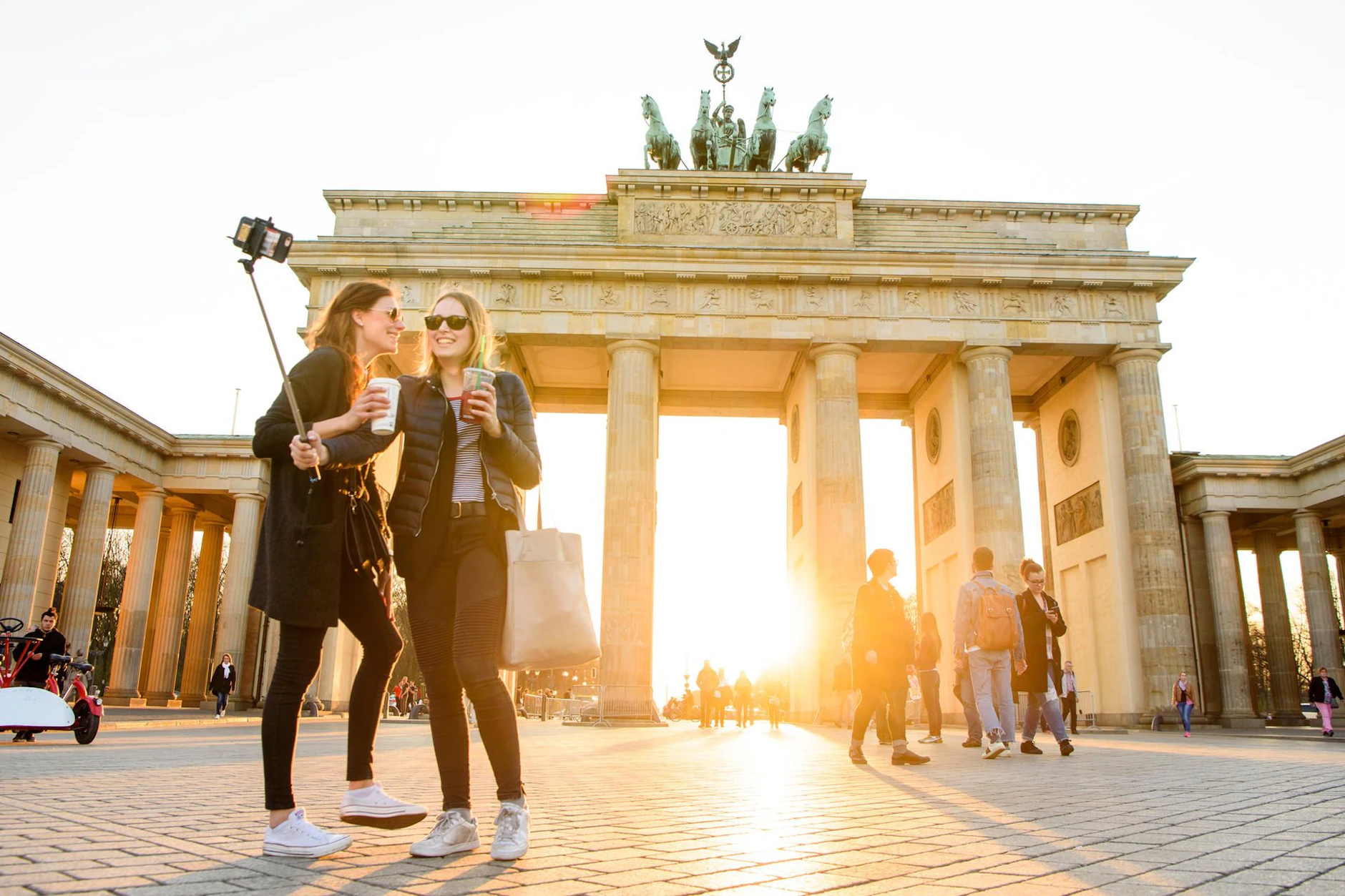 Das Brandenburger Tor ist bei Touristen ein beliebtes Fotomotiv.