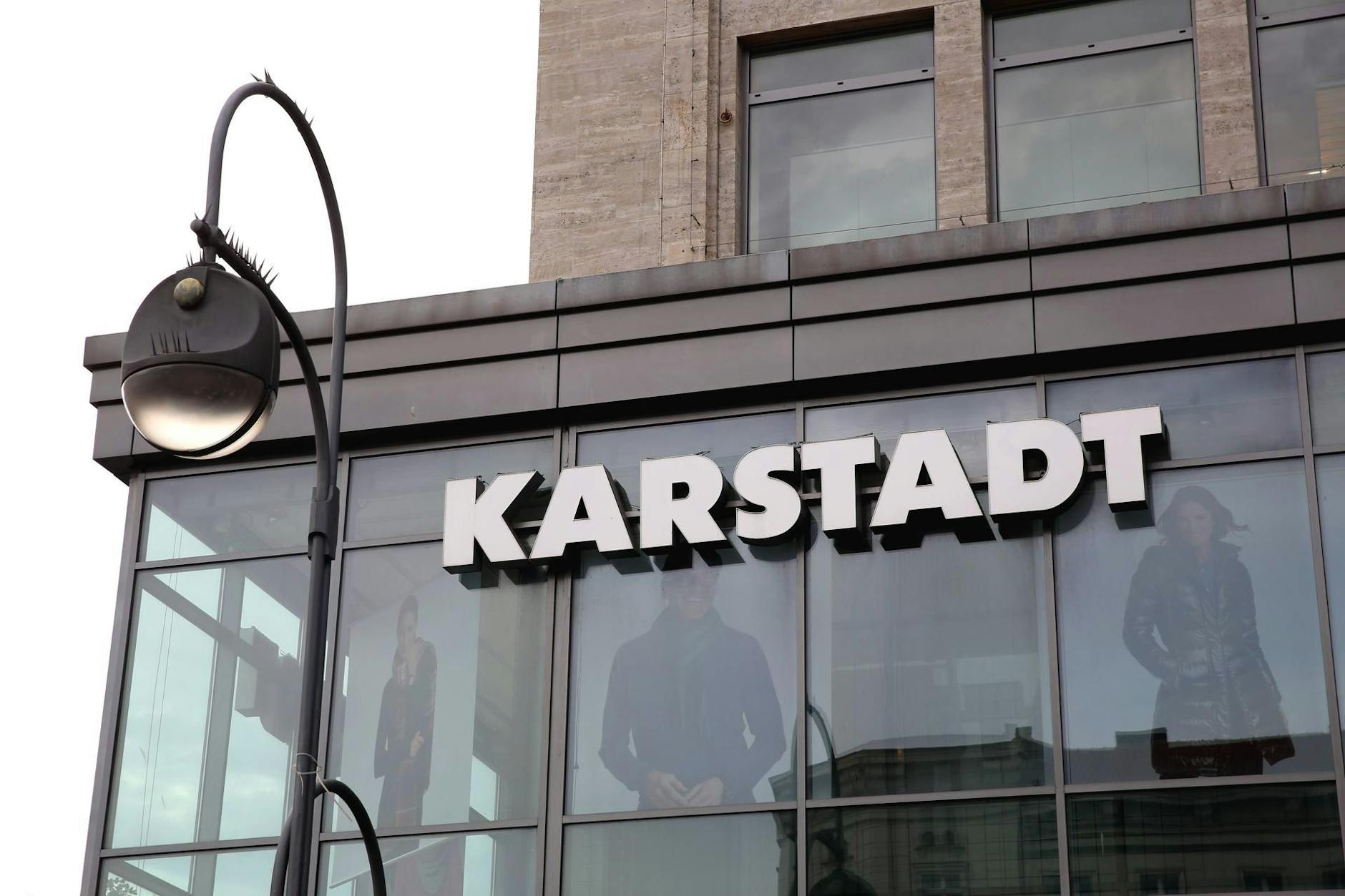 Wo in Berlin Karstadt-Kaufhäuser leer stehen, zieht womöglich bald die Bundeswehr ein.