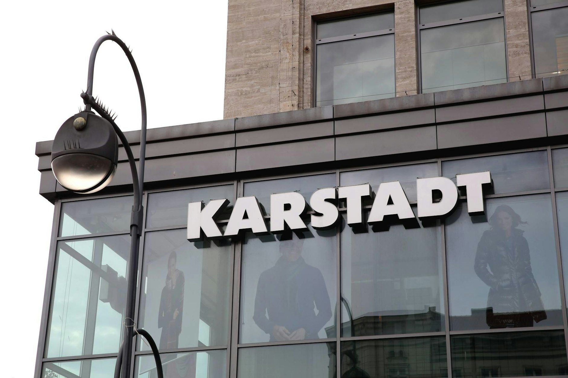 Wo in Berlin Karstadt-Kaufhäuser leer stehen, zieht womöglich bald die Bundeswehr ein.