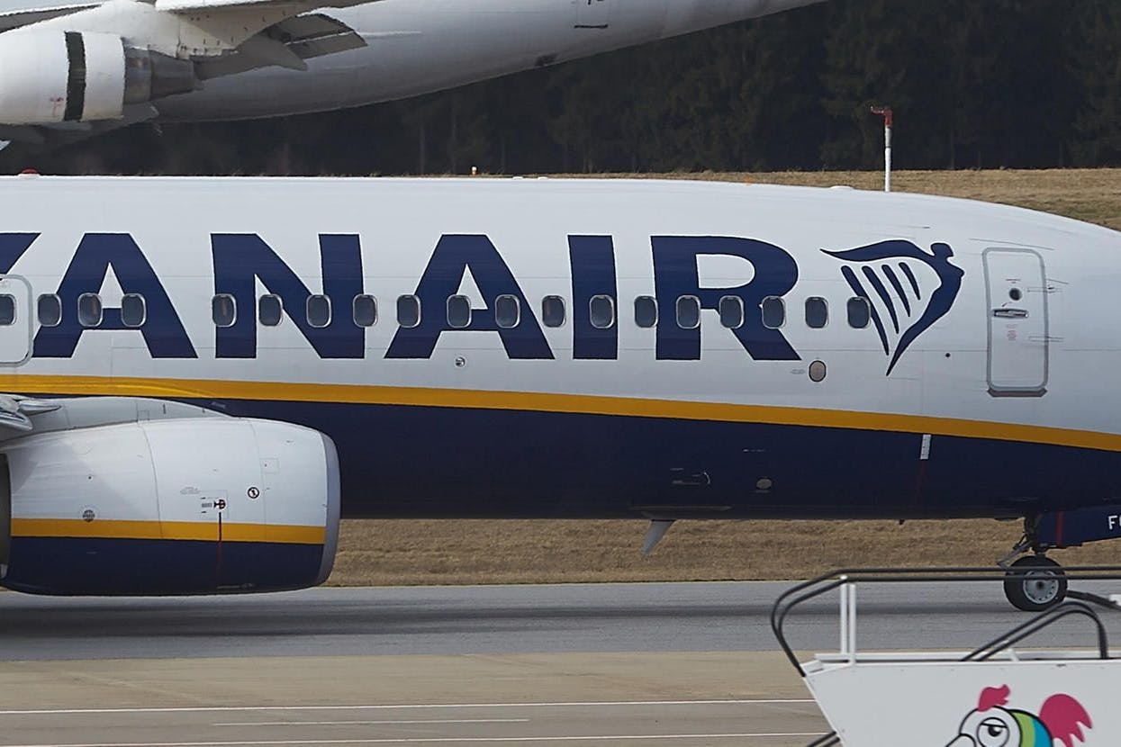 Ein Ryanair-Flugzeug. Seit rund 35 Jahren fliegt die irische Luftfahrtgesellschaft nach Deutschland. Aber die Kritik an hohen Kosten wird immer lauter.
