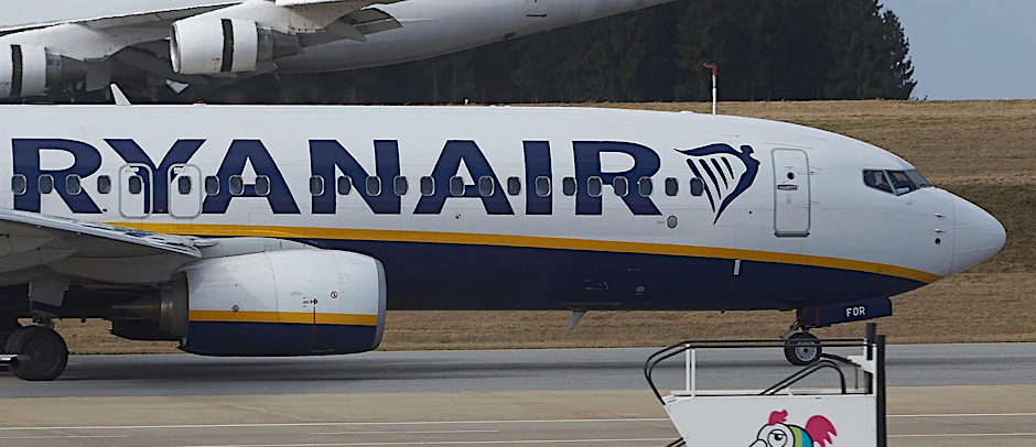 Ein Ryanair-Flugzeug. Seit rund 35 Jahren fliegt die irische Luftfahrtgesellschaft nach Deutschland. Aber die Kritik an hohen Kosten wird immer lauter.