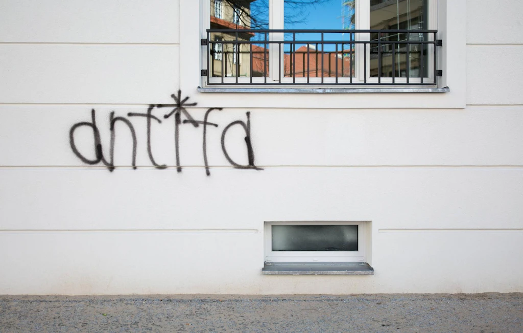 US-Terrorlistung von „Antifa Ost“: Gewaltvorwürfe, Sanktionen und Streit um die Einstufung