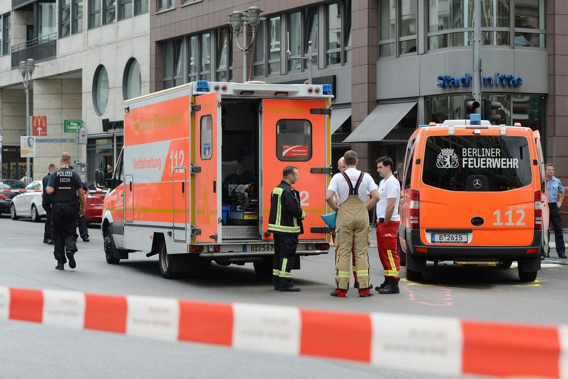 Einsatzkräfte bei einem Verkehrsunfall in der Friedrichstraße