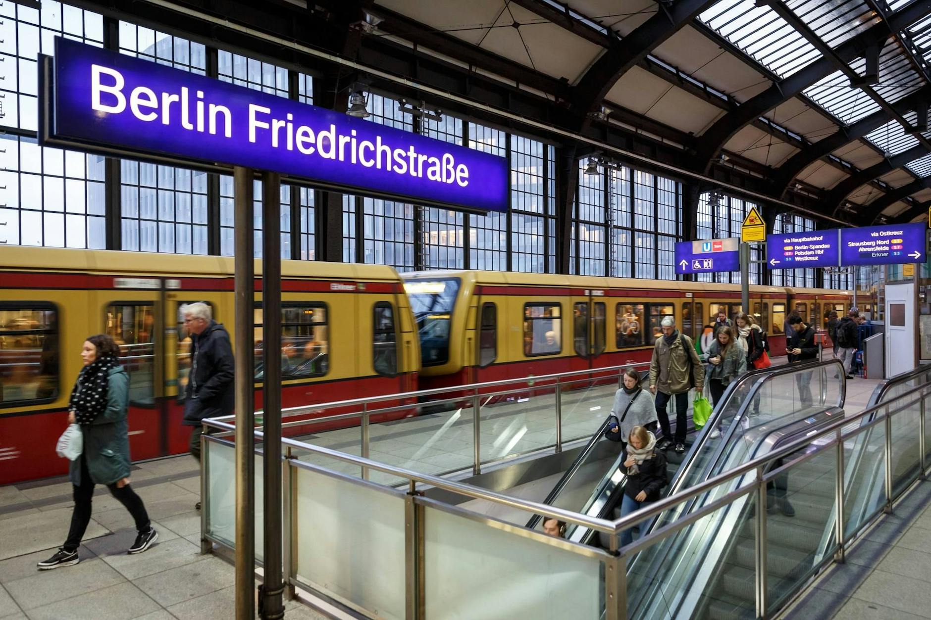 Eine S-Bahn steht im Bahnhof Friedrichstraße abfahrbereit in Richtung Zoo. Zu DDR-Zeiten war die direkte S-Bahn-Verbindung von Ost nach West unterbrochen. Auf einem Umweg im Bahnhof blieben solche Fahrten jedoch weiterhin möglich.
