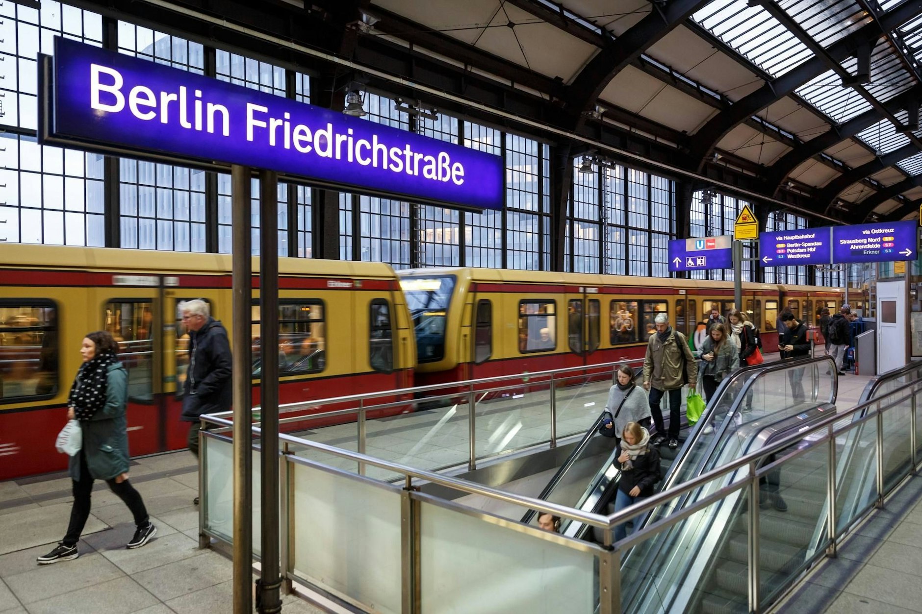 Eine S-Bahn steht im Bahnhof Friedrichstraße abfahrbereit in Richtung Zoo. Zu DDR-Zeiten war die direkte S-Bahn-Verbindung von Ost nach West unterbrochen. Auf einem Umweg im Bahnhof blieben solche Fahrten jedoch weiterhin möglich.