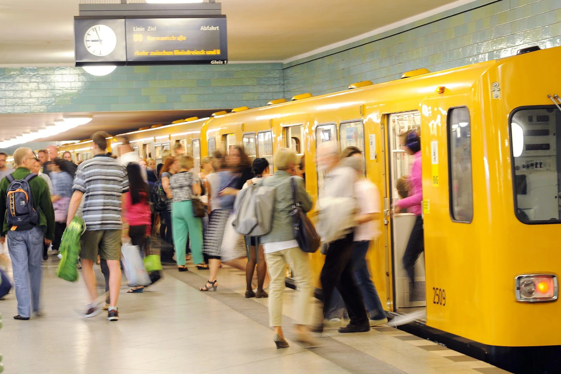 Wenn Abstand keine Option ist: Unterwegs im Berliner Nahverkehr.