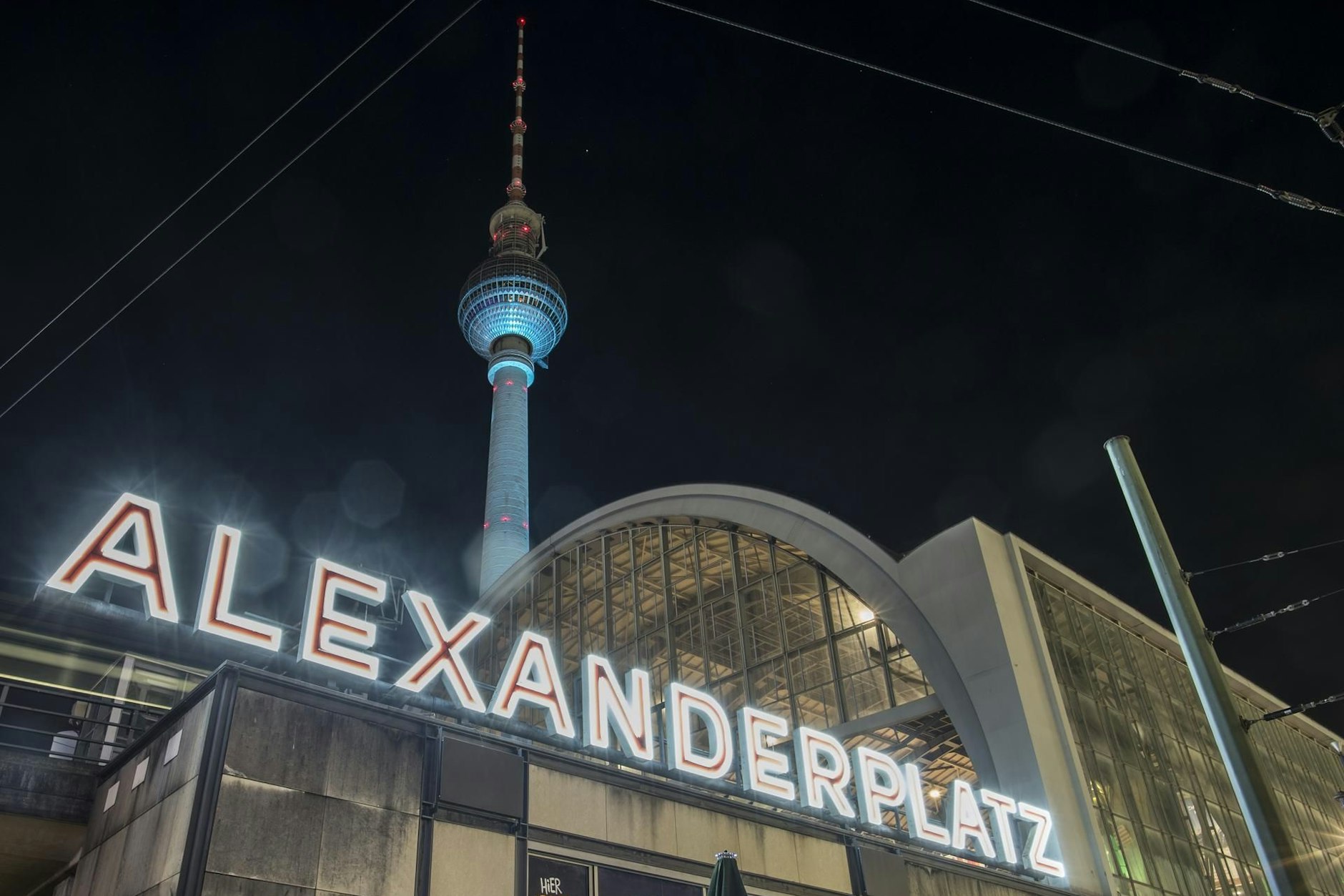 Der Bahnhof Alexanderplatz in Berlin, im Hintergrund der Fernsehturm. Die Station wird bis 2029 saniert.