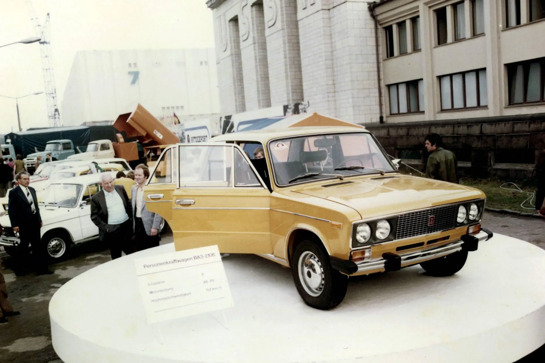 Ein Lada BA3 während einer Messe in Leipzig.