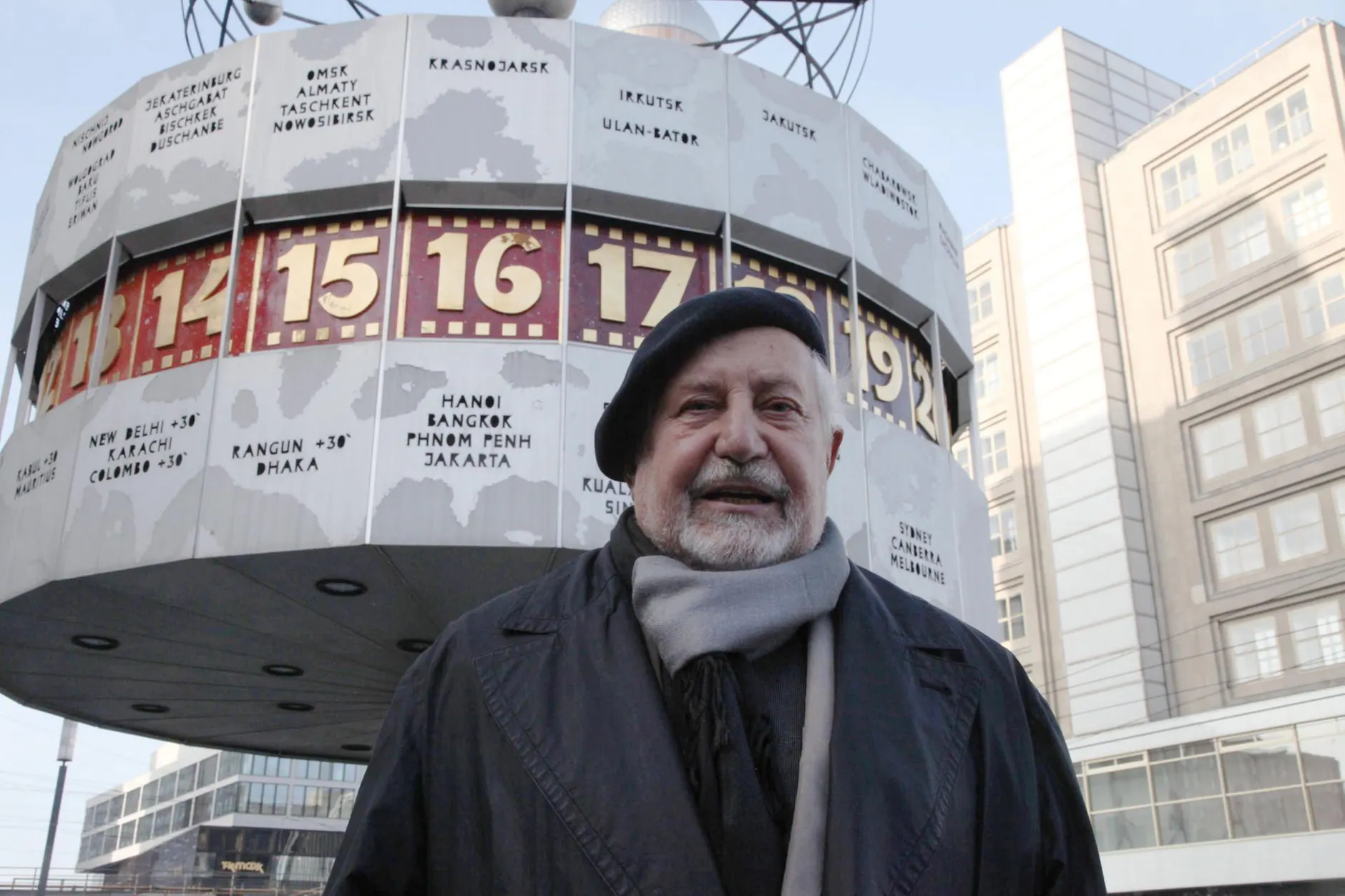 Professor Erich John steht vor seiner großen Erfindung, der Weltzeituhr am Alex.