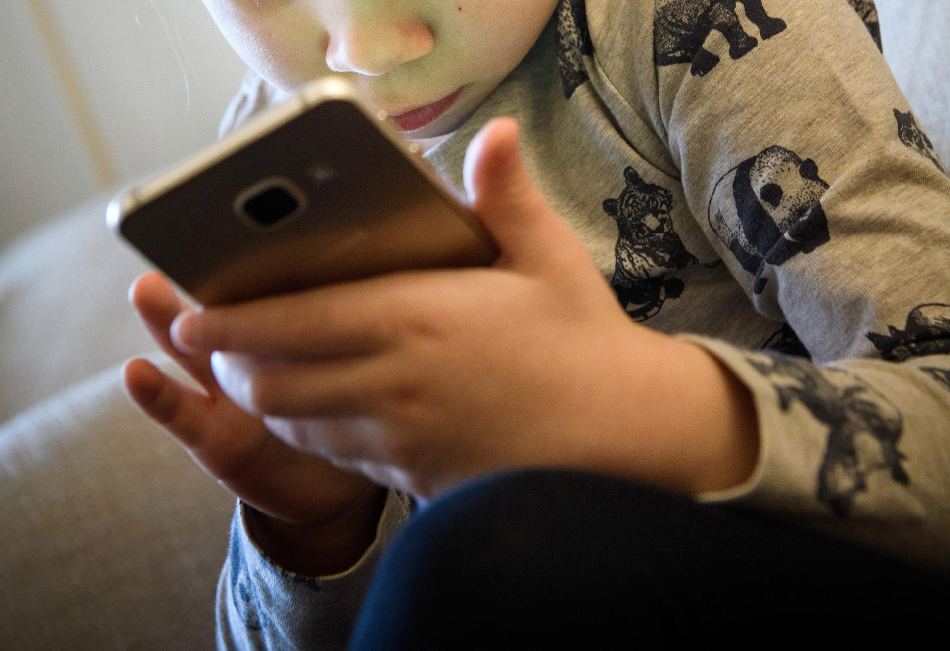 Liebe Über-Eltern, nehmt euren Kindern endlich das Handy weg!