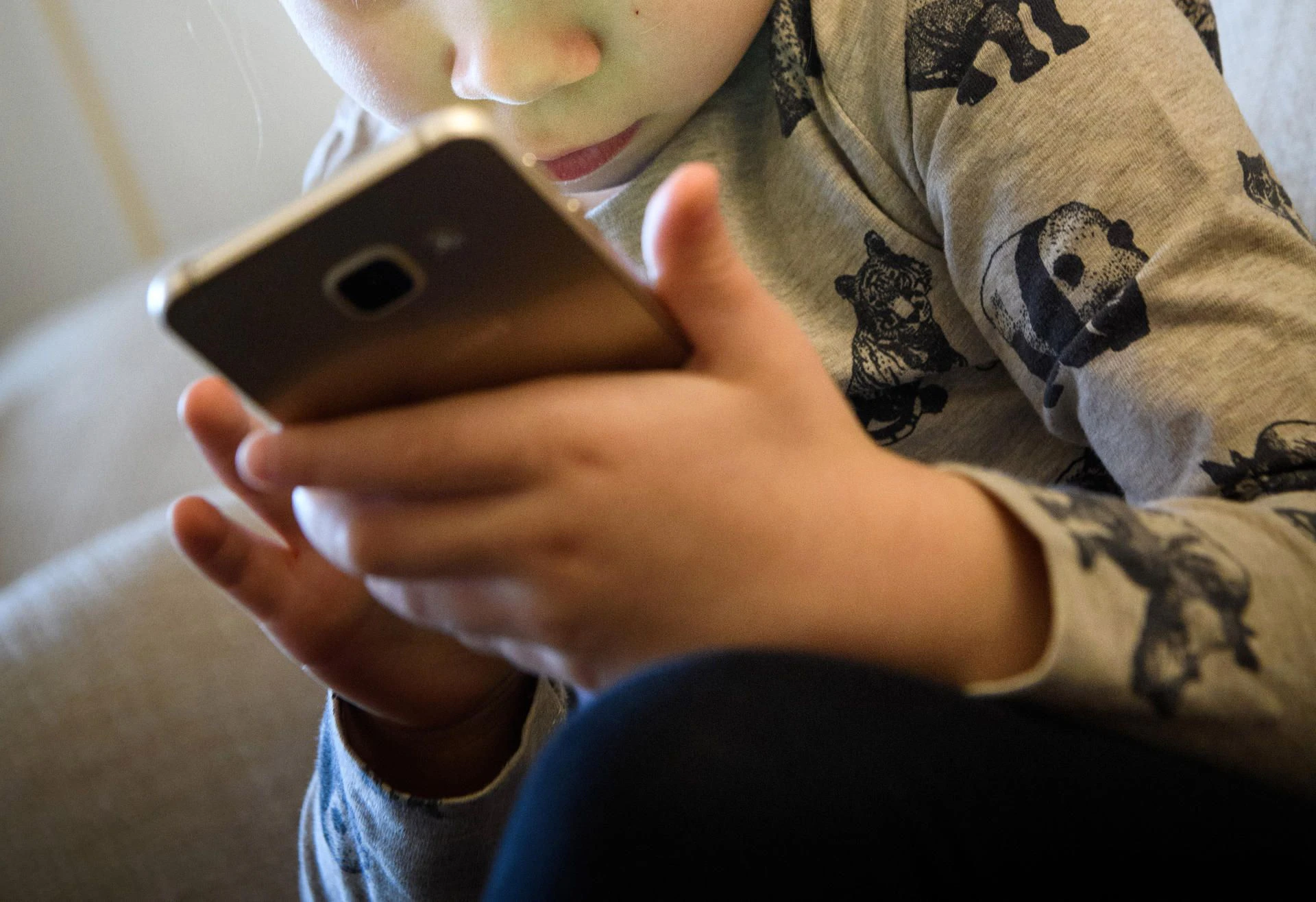 Liebe Über-Eltern, nehmt euren Kindern endlich das Handy weg!