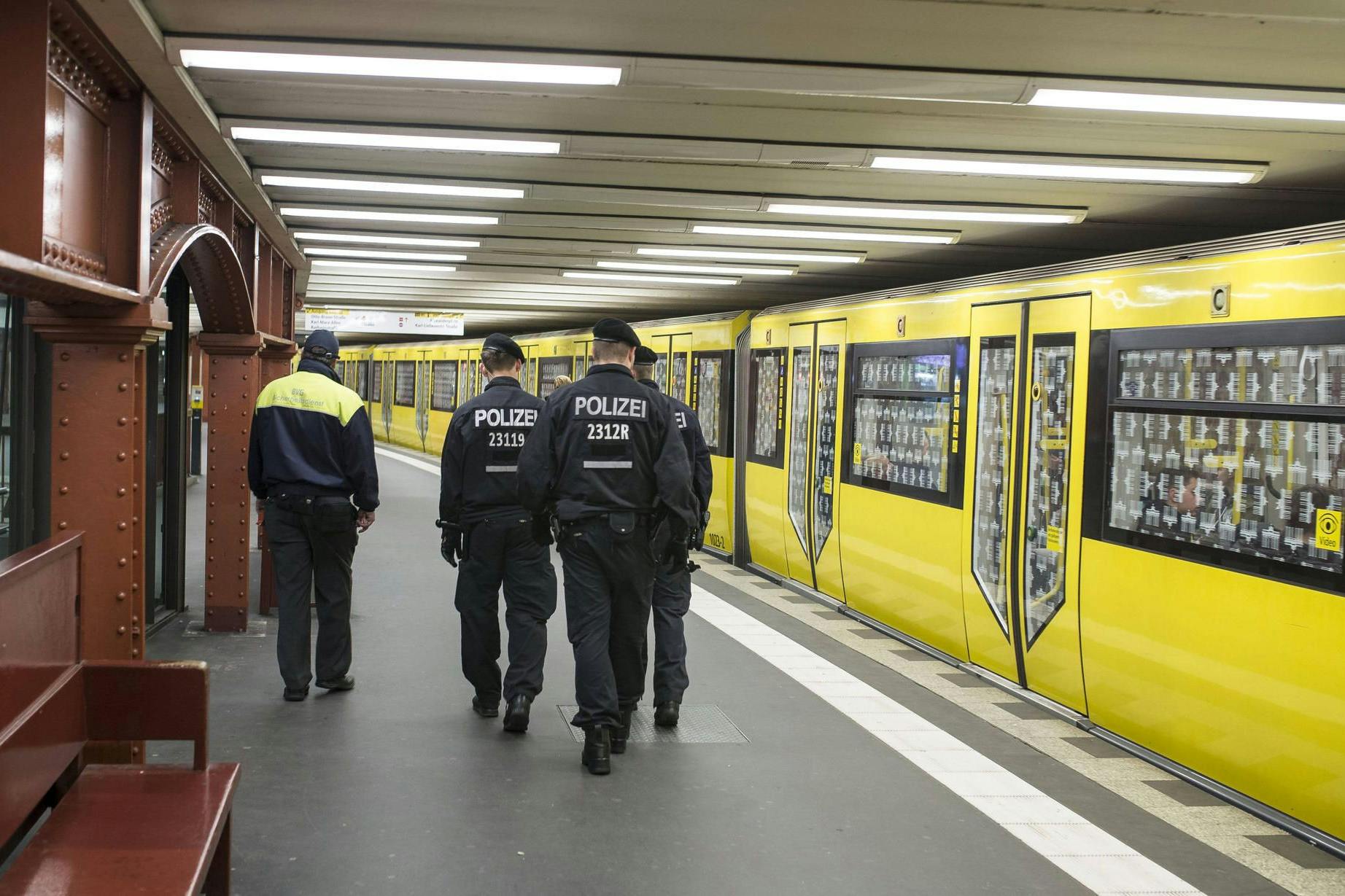 Polizeistreife am Berliner U-Bahnhof: Präsenz im öffentlichen Raum – aber genügt das?