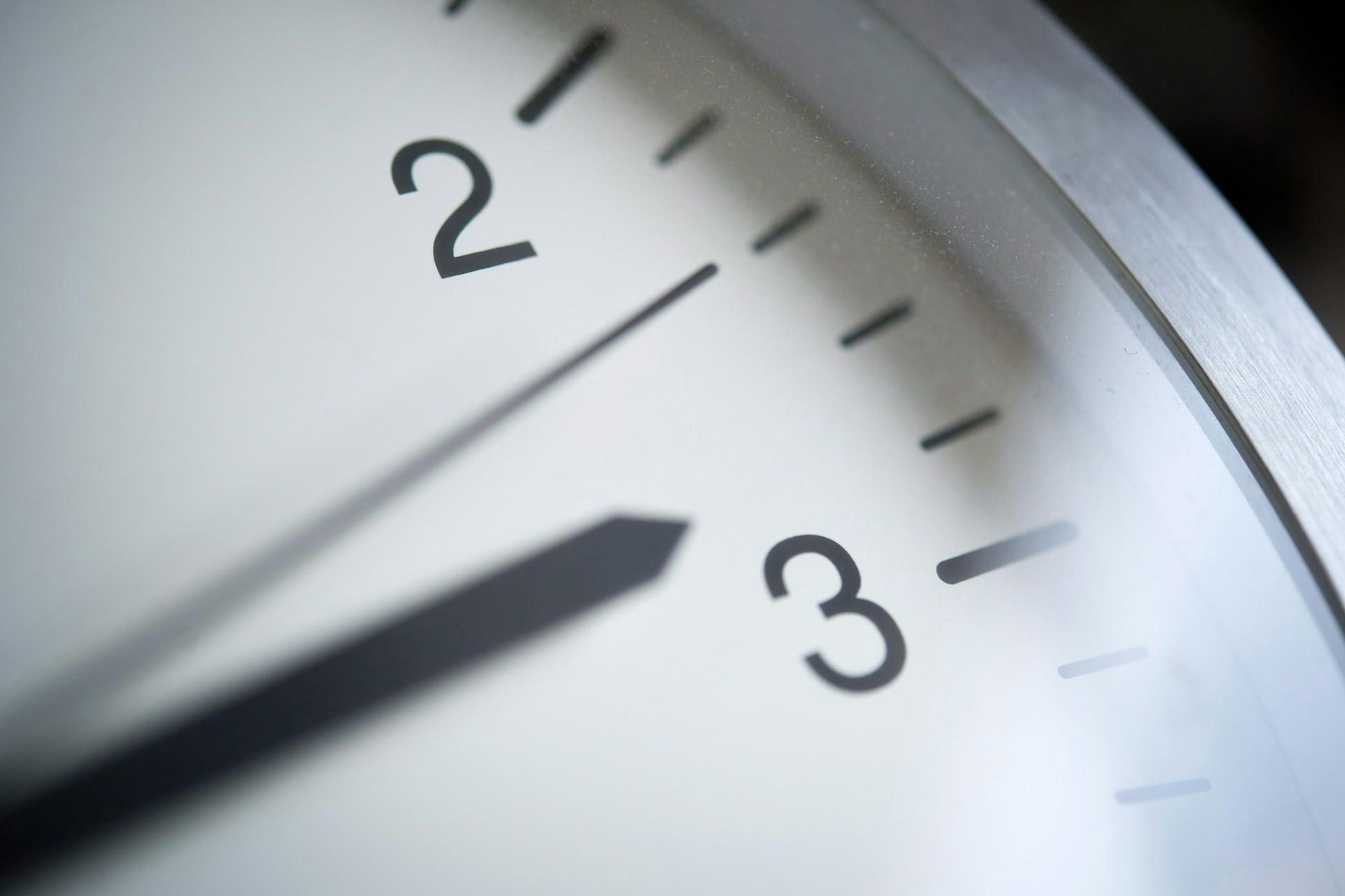 Ein Zeiger einer Uhr ist zwischen 2 Uhr und 3 Uhr zu sehen.