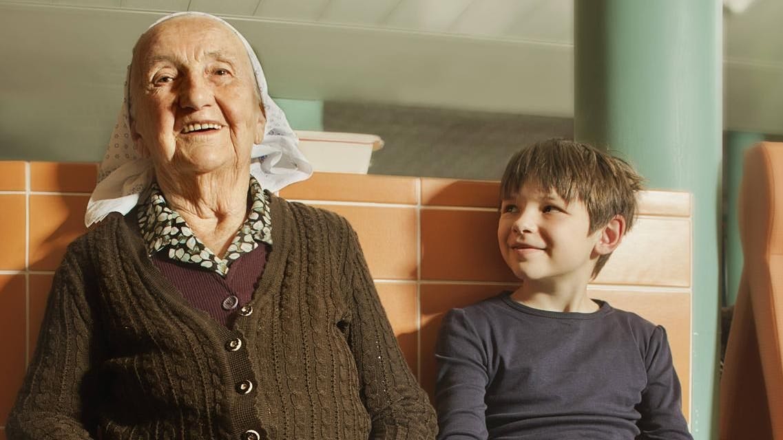 Großmutter und Enkel: Die Rentenpolitik als Generationenkonflikt darzustellen, geht fehl.