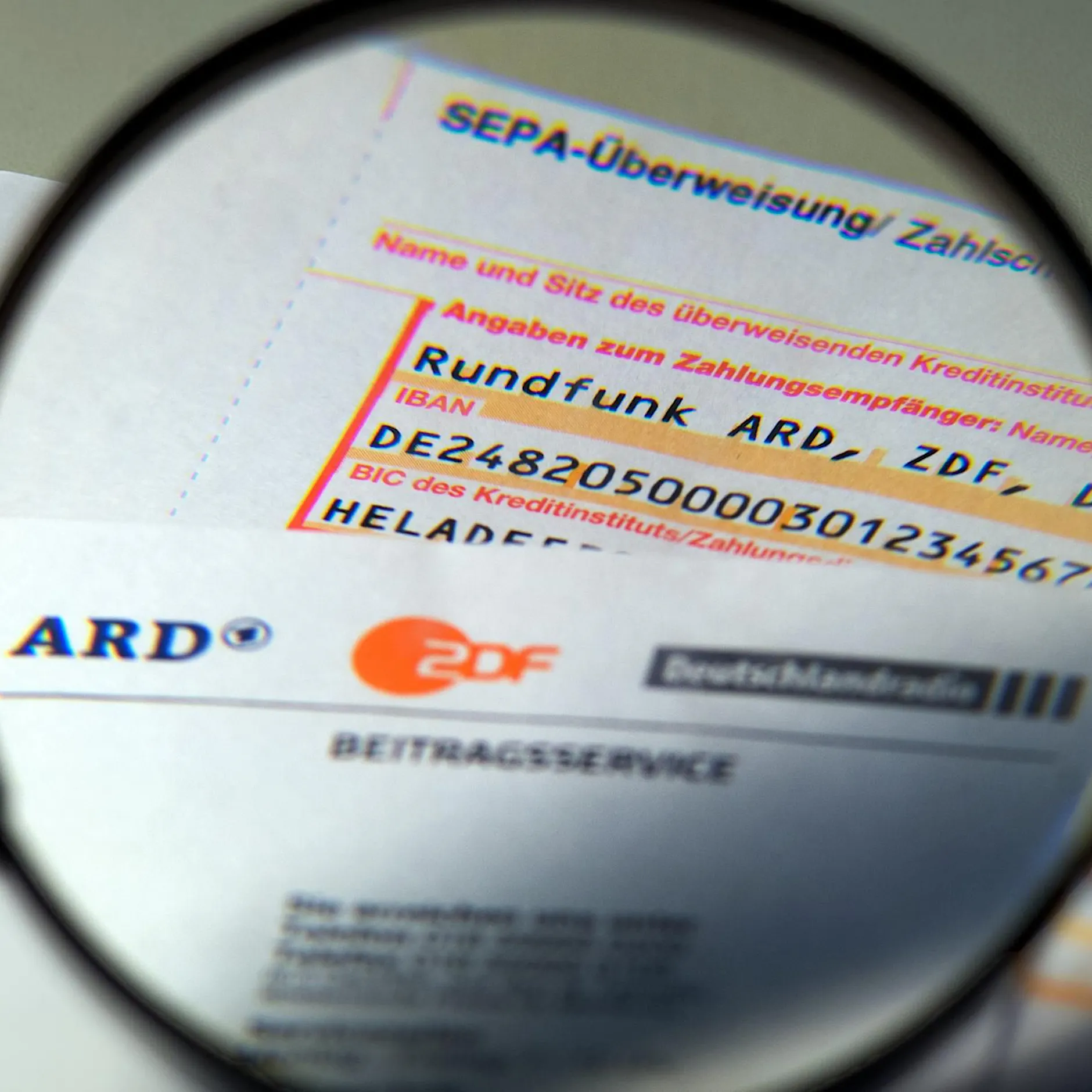 Rundfunkbeitrag vor Gericht: Erstmals wird inhaltliche Ausgewogenheit des ÖRR geprüft