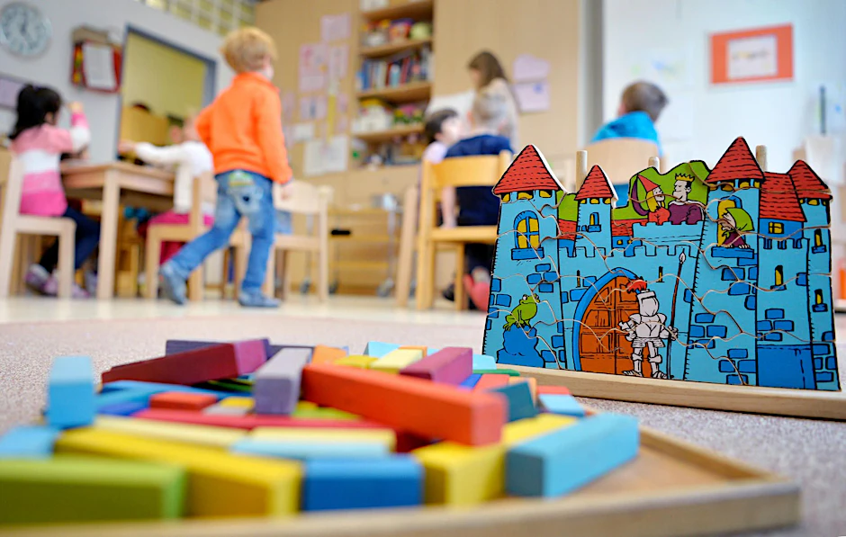 Ab 2027 soll in Mecklenburg-Vorpommern das Fachkraft-Kind-Verhältnis in Krippen und Kitas schrittweise verbessert werden, finanziert durchs Land.