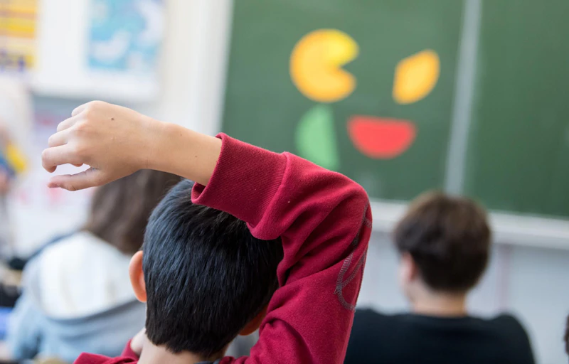 Weil es sonst niemand macht: Kinder in Neukölln müssen selbst Müll vom Spielplatz räumen