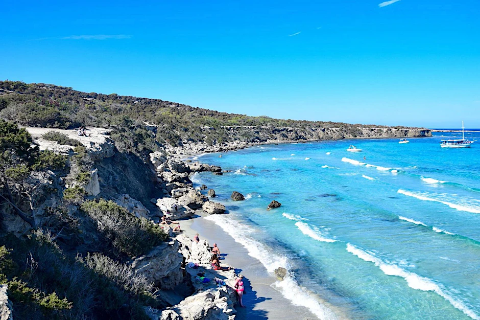 Die Blue Lagoon auf Zypern ist ein schmaler und naturbelassener Strand und gehört zu den Highlights auf Zypern.
