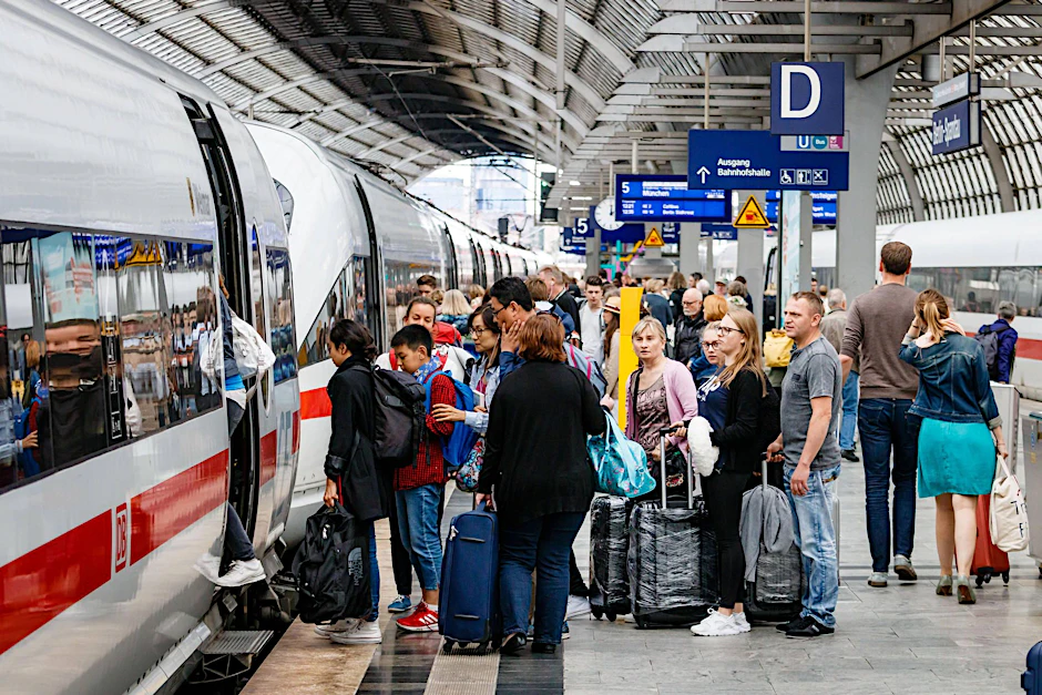 Wichtiger Fernbahnhof: In Berlin-Spandau steigen Reisende in einen Intercity-Express (ICE). Bald fahren dort einige dieser Züge durch.