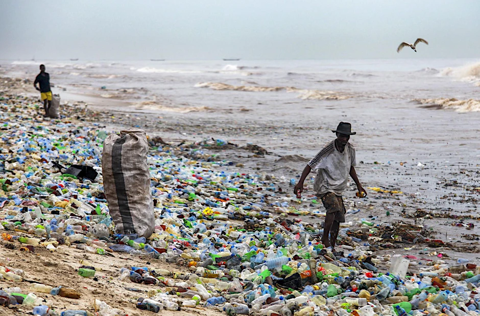 Die Flut an Plastikverpackungen nimmt weltweit zu. Doch die offizielle Recyclingquote täuscht über ein grundsätzliches Problem hinweg.
